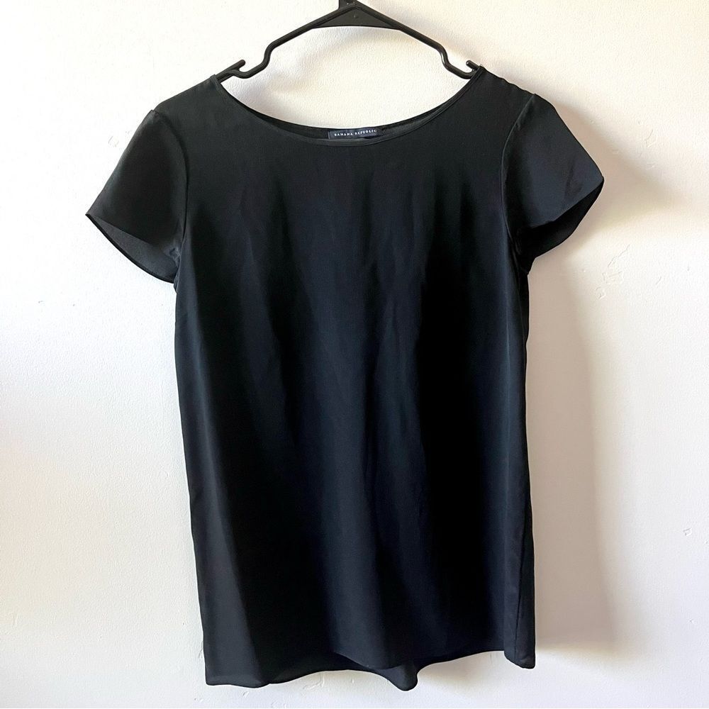 BANANA REPUBLIC Short Sleeve Blouse with Button Detail On Back Size Small